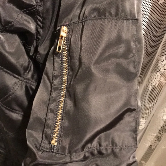 ‼️PRICE DROP‼️BLACK BOMBER JACKET FOREVER 21 WL - Picture 2 of 8